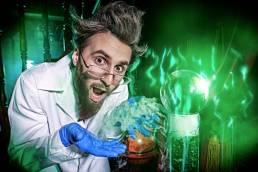 uno scienziato che fa esperimenti di chimica